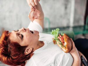 تناول الطعام بسرعة يجعل الجسم يحصل على الدهون بشكل أسرع  (shutterstock.com)