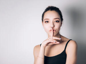 الأسرار التي يخفيها الأشخاص عن أنفسهم تتمثل في عدم الثقة بالنفس (shutterstock.com)