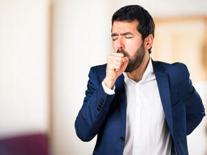 نوبات السعال لا تنتهي، وغالبًا ما تكون مؤلمة (shutterstock.com)