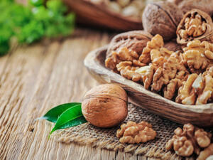 تناول أي نوع من الجوز يوميا سيقلل من احتمال الإصابة بالمرض (shutterstock.com)