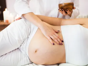 تدليك الحمل يمكن اجراؤه بدءا من الاسبوع 16 (shutterstock.com)
