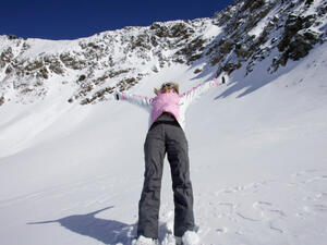 يساعد التزلج على تمديد عضلات الذراعين (shutterstock.com)