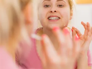 وتحتوي معظم منتجات تقشير البشرة على حبيبات تشبه الرمل (shutterstock.com)
