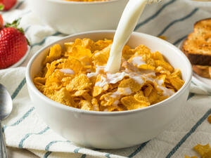 رقائق الذرة من الأطعمة الصحية التي تحتوي على قيمة غذائية عالية جدًا (shutterstock.com)
