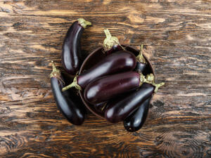 يساعد عصير الباذنجان في تقليل مستويات الكولسترول (shutterstock.com)
