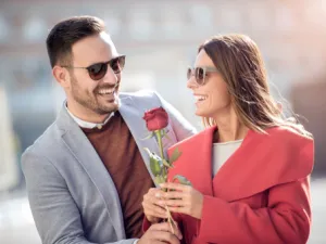 ماذا ستهدين زوجك أو حبيبك في هذا العيد....؟ (shutterstock.com)