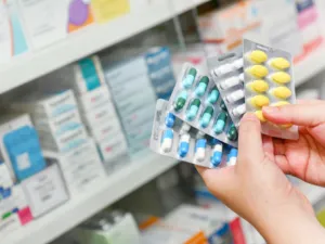 الاستخدام المفرط لبعض المسكنات قد يؤدي لنزيف داخلي وأزمات قلبية (shutterstock.com)
