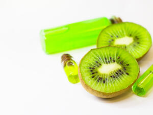 يعتبر الكيوي خير علاج للدهون الزائدة على البشرة والشعر (shutterstock.com)
