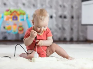 كثيرا ما يلهو الطفل بأسلاك الكهرباء (shutterstock.com)
