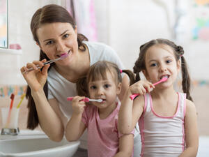 زيت جوز الهند من الممكن استخدامه كبديل لمعجون الأسنان