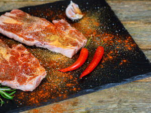 تناول اللحوم والأسماك يمكن أن يزيد من خطر مرض السرطان (shutterstock.com)
