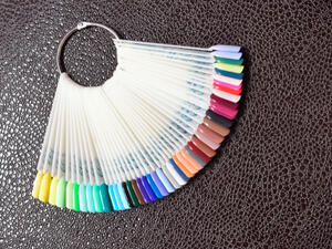 كيف تستردين صحة أظافرك الطبيعية بعد وضع الأظافر الأكريليك؟ (shutterstock.com)
