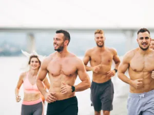 هل تؤيد مقولة ان الرجل الطويل القامة هو أفضل بأشواط من غيره؟  (shutterstock.com)
