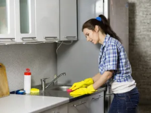  أعمال التنظيف المنزلية يمكن أن تشكل خطراً على صحة الجهاز التنفسي (shutterstock.com)