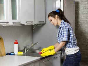  أعمال التنظيف المنزلية يمكن أن تشكل خطراً على صحة الجهاز التنفسي (shutterstock.com)