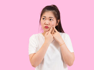 بعض مستحضرات التجميل قد تسبب الحساسية لديك (shutterstock.com)
