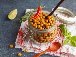 يتطلب نقع الحمص لمدة لا تقل على 12 ساعة (shutterstock.com)
