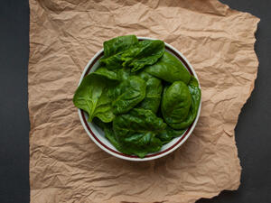 تناول وجبة يومياً من السبانخ يساعد على زيادة قدرة الدماغ لدى الإنسان (shutterstock.com)