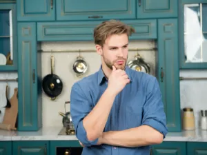 لا تقتصر أناقة الرجل على ارتداء الملابس الرائعة (shutterstock.com)

