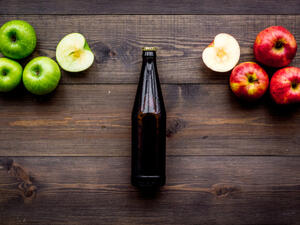 يمكن علاج قرحة المعدة أو تخفيف آلامها بخل التفاح (shutterstock.com)
