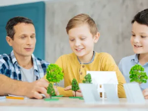 لابد من تكرار القصص أو عرض أفلام تحمل مضمون التبني (shutterstock.com)
