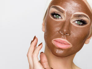 من الضروري تبنّي عادة تقشير البشرة بشكل أسبوعي للتخلّص من الخلايا الميتة (shutterstock.com)
