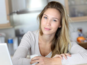 إذا كنت تحبين الحصول على بشرة نضرة ورطبة باستمرار فعليك أن تقومي بترطيبها دائماً (shutterstock.com)
