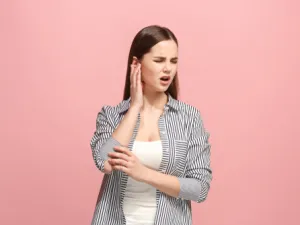 بطريقة بسيطة عالجي آلم الأذن (shutterstock.com)