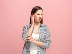 بطريقة بسيطة عالجي آلم الأذن (shutterstock.com)