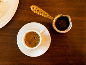 لا يمكن لأي شخص أن ينجز مهام عمله بدون كوبا ساخنا من القهوة (shutterstock.com)
