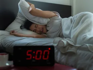 قلة النوم تؤثر فعليًا على مزاج الإنسان وصحته (shutterstock.com)
