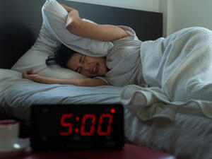 قلة النوم تؤثر فعليًا على مزاج الإنسان وصحته (shutterstock.com)
