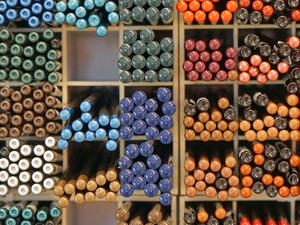 لتطبيق الكحل الملوّن، ننصحك بإبقاء الجفن حيادي اللون (shutterstock.com)
