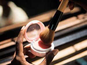 من المفضل أن تقومي ببعض التغيير في مكياجك بين فترة وأخرى (shutterstock.com)
