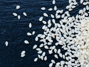 يحتوي السمسم على فيتامين B1 (shutterstock.com)
