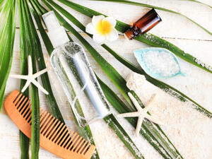 ضرورة تنظيف مشط أو فرشاة الشعر من طريق الاستعانة بالشامبو والزيت العطري (shutterstock.com)
