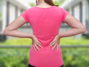 التوتر النفسي يمكن أن يتسبب في تعرض عضلات الظهر للشد (shutterstock.com)
