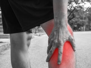 تضطلع التغذية بدور مهم في علاج ألم المفاصل (shutterstock.com)