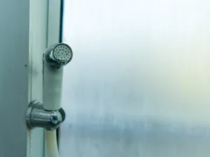 كثيرا ما تتأثر قطع الأثاث المعدني في المنزل  بالصدأ (shutterstock.com)
