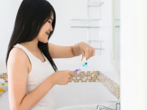 ينصح باستخدام فرشاة ذات شعيرات ناعمة (shutterstock.com)
