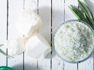 استخدمي زبدة الشيا الخام مباشرة على مناطق جسمك الخشنة (shutterstock.com)
