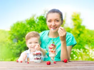 يعتبر التوت والفراولة من الفواكه المفيدة في عملية نمو الأطفال (shutterstock.com)
