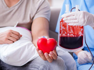 في كلّ زيارة للتبرع بالدم، يمكنك التبرع بنحو نصف لتر من الدم (shutterstock.com)

