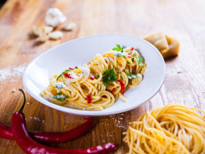 يجب دمج المعكرونة مع البروتين (shutterstock.com)
