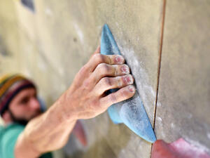 تشير قوة قبضة اليد إلى أن ضخ الدم من وإلى القلب جيد (shutterstock.com)
