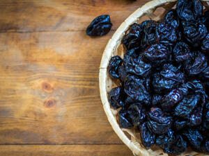 يحتوي البرقوق على معدن البورون الذي يساعد على بناء عضلات قوية (shutterstock.com)
