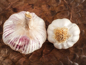 الثوم  ينظف الجسم من السموم المتراكمة في الجهاز الهضمي
