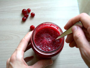 المرضى الذين يتناولون الأسبرين بانتظام عليهم خفض الكمية التي يشربونها من عصير التوت (shutterstock.com)
