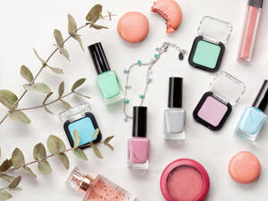 طلاء الأظافر باللون الوردي الباستيلي يبوح برقة وأنوثة المرأة (shutterstock.com)
