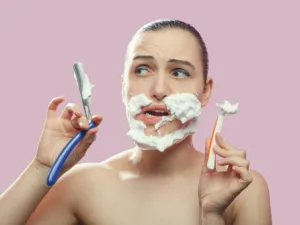 شعر الوجه يعتبر  ظاهرة مزعجة وتخفي نقاء البشرة (shutterstock.com)
